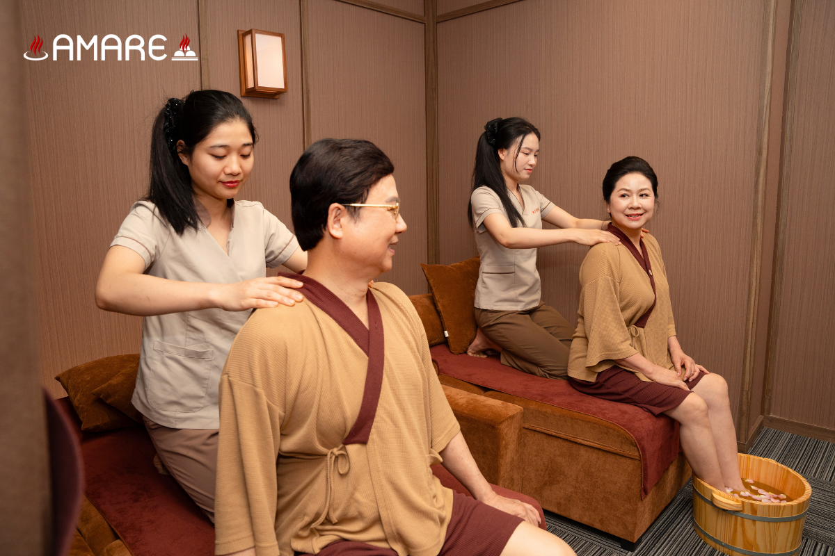 Cha mẹ tận hưởng liệu trình spa Cổ Vai Gáy tại AMARE