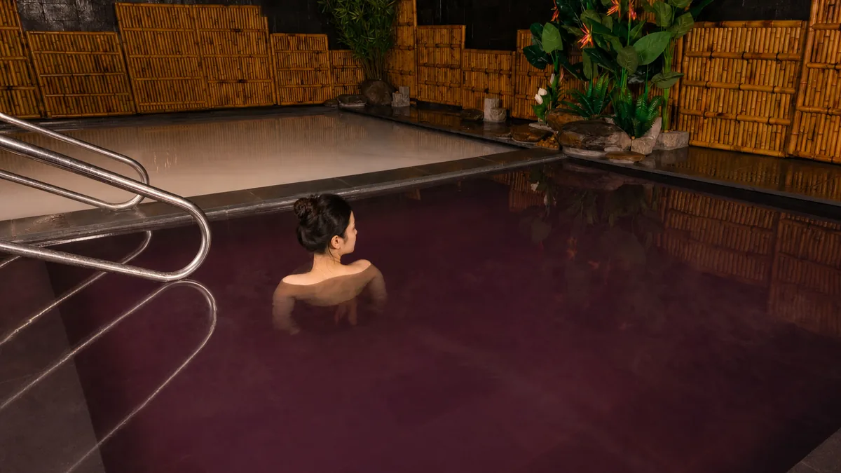 Khách ngâm vai trong bể khoáng nóng tại khu Onsen AMARE