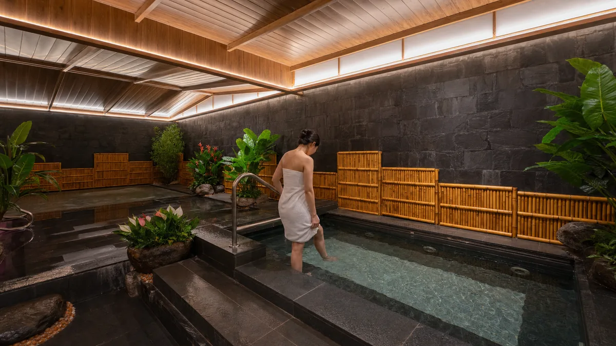 Khách thử nước bể lạnh từ từ trong khu Onsen AMARE