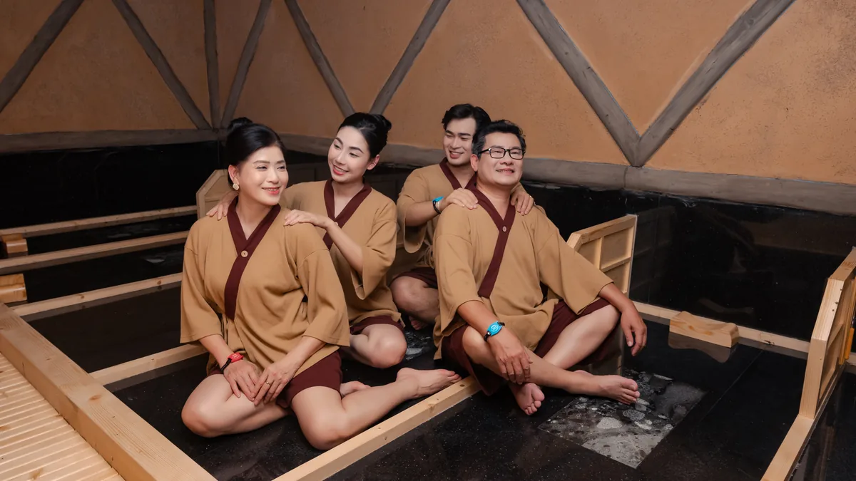 Nhóm khách cùng trải nghiệm phòng nhiệt Jjimjilbang tại AMARE