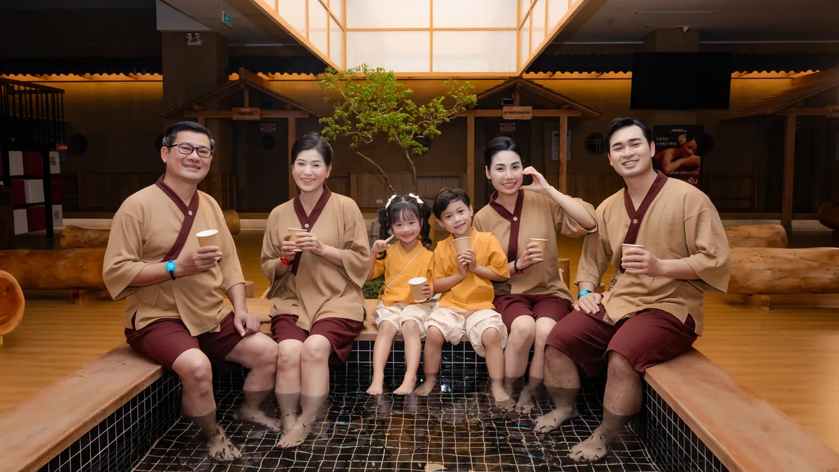 Gia đình và cặp đôi thư giãn tại khu sinh hoạt chung AMARE