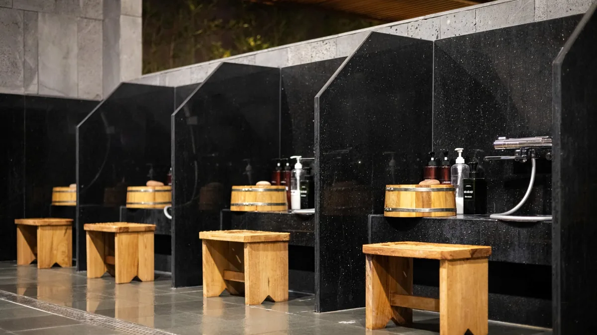 Khu tắm tráng sạch sẽ trước khi vào bể Onsen tại AMARE