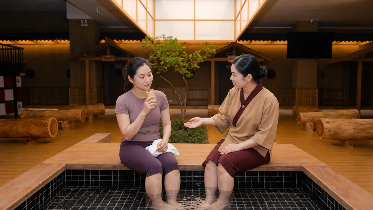 Nhân viên AMARE hướng dẫn khách nghỉ thêm trước khi ngâm