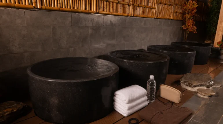 Khăn, nước và vật dụng cần chuẩn bị khi đi Onsen lần đầu tại AMARE