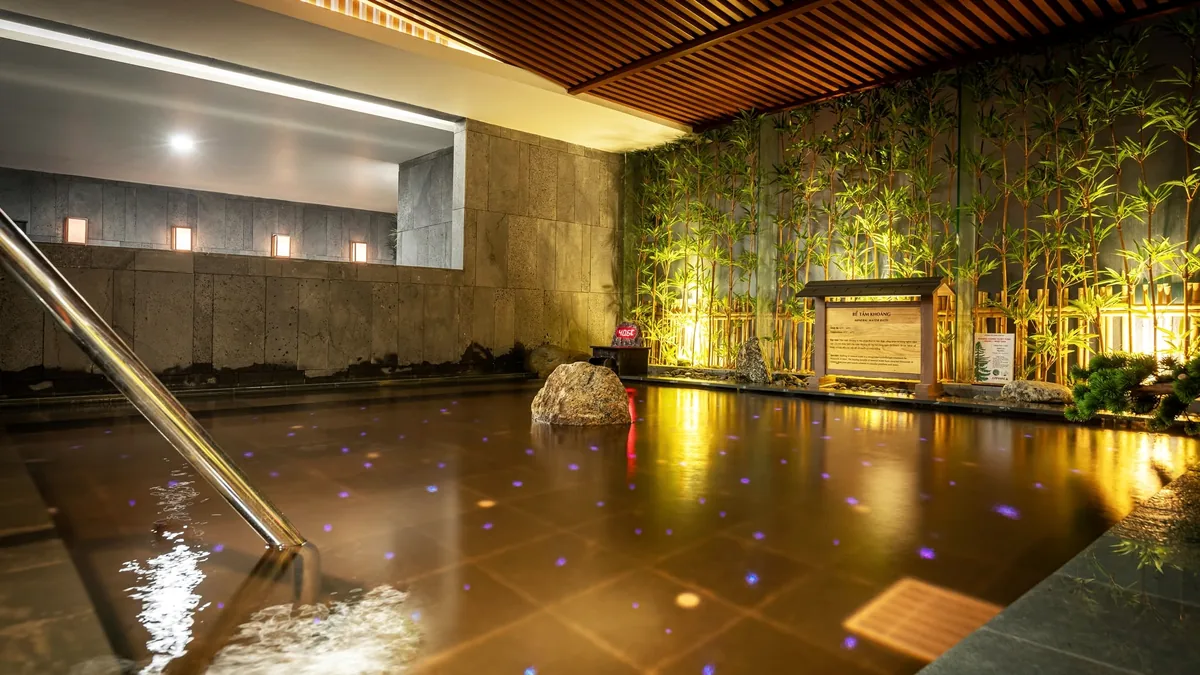 Bể tắm khoáng nóng yên tĩnh trong khu Onsen tại AMARE