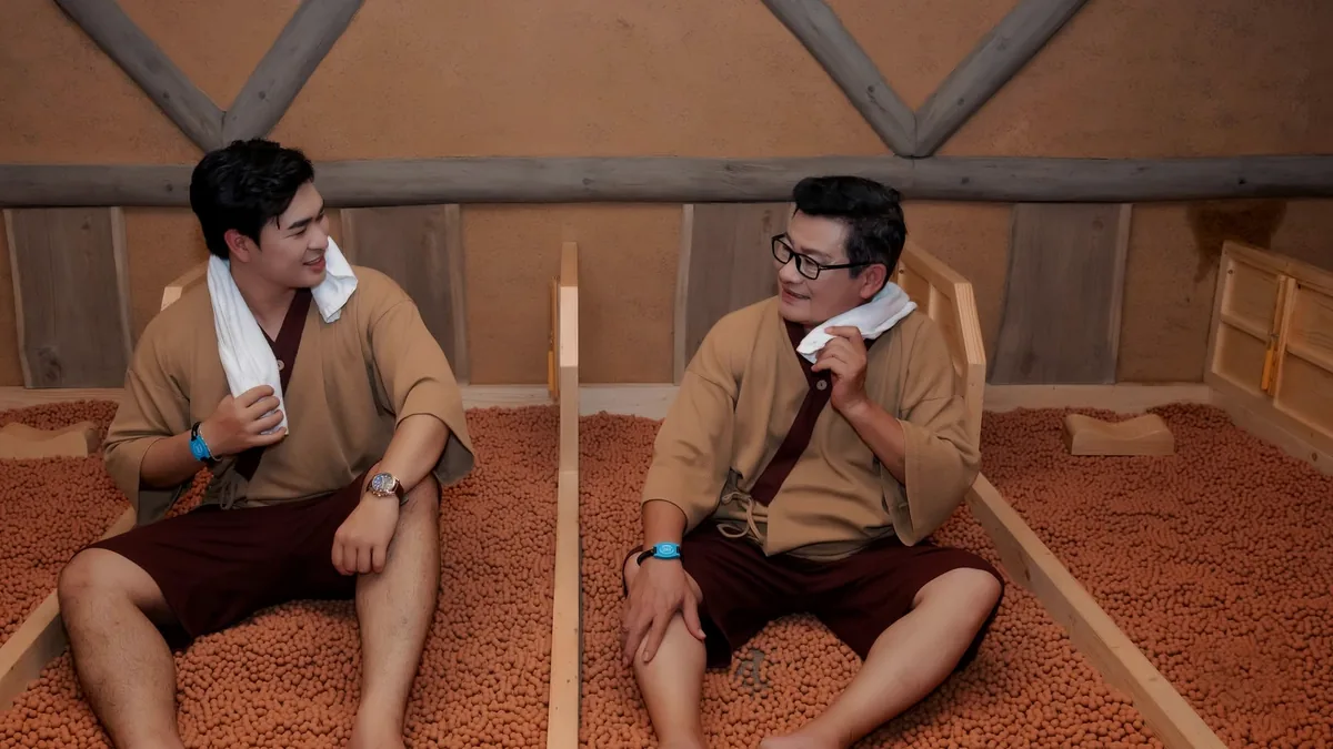 Khách nam dùng khăn trắng trong khu thư giãn Jjimjilbang tại AMARE
