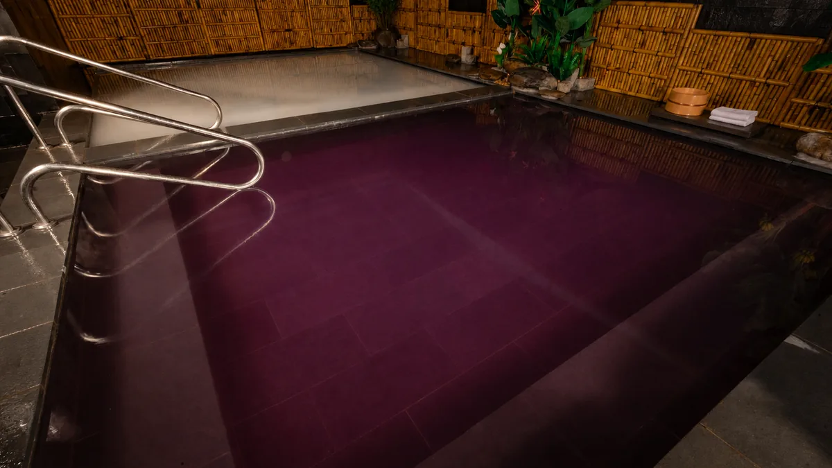 Khăn nhỏ được đặt khô trên thành bể khoáng Onsen AMARE