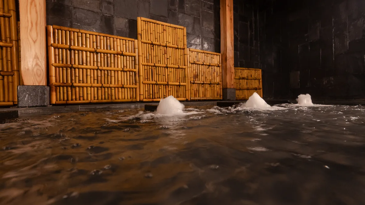 Không gian bể Onsen công cộng rộng rãi tại AMARE