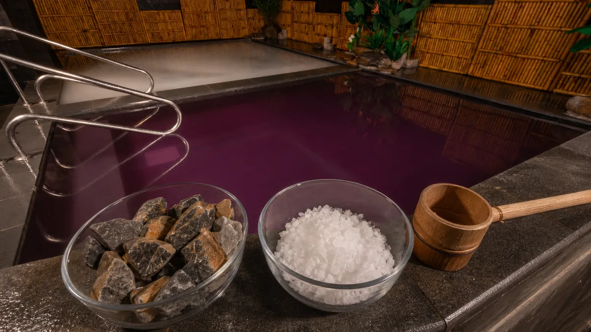 Khoáng đá và muối khoáng đặt cạnh bể Onsen trong không gian AMARE