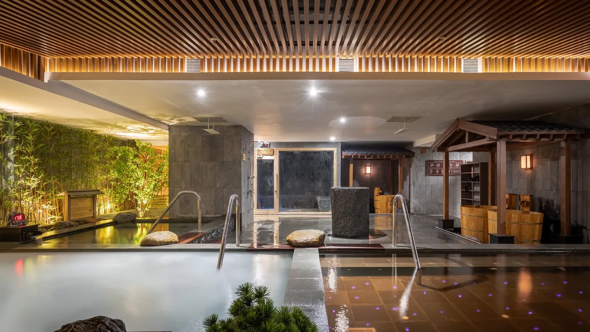 Không gian bể Onsen yên tĩnh nhắc quy tắc không bơi nhảy trong bể