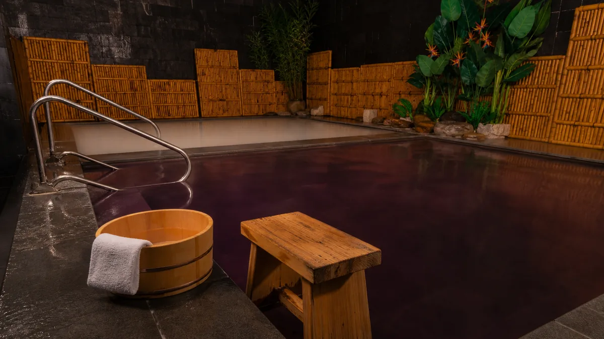 Gáo gỗ, ghế tắm và khăn nhỏ bên bể khoáng Onsen AMARE