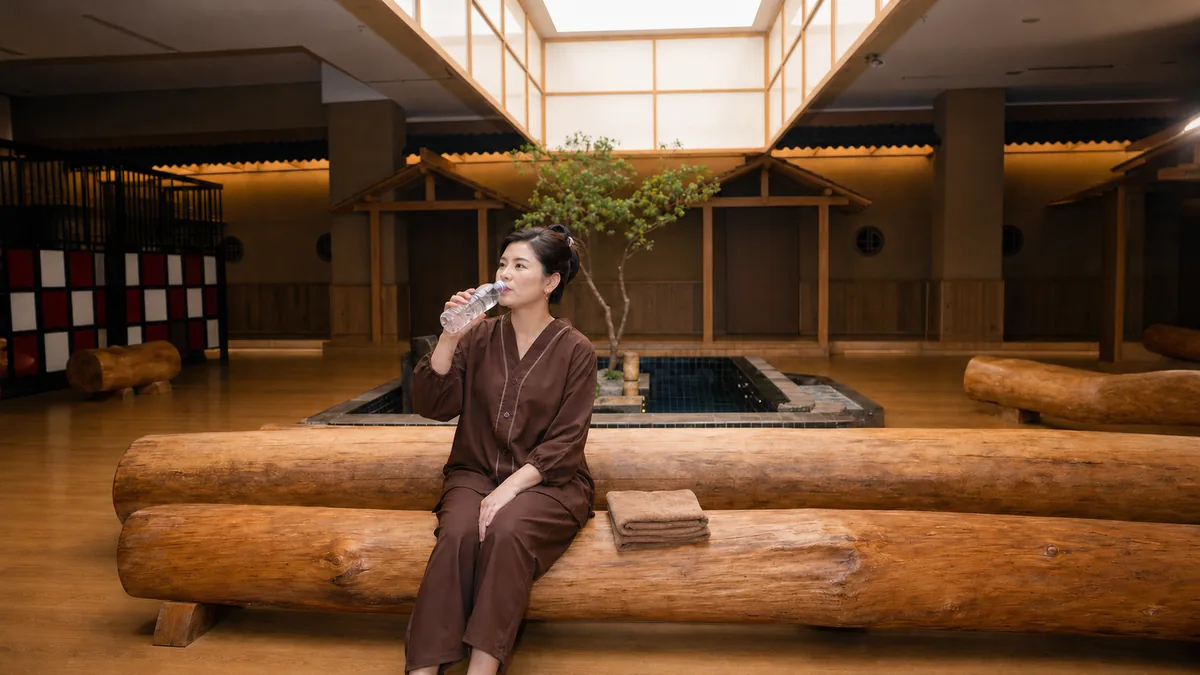 Khách uống nước và nghỉ ngơi sau Onsen và Jjimjilbang