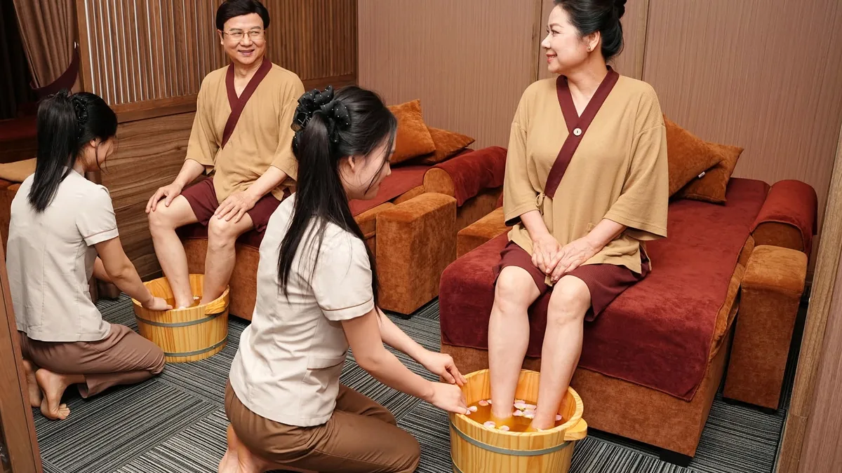 Khách được hỗ trợ trong khu thư giãn trước khi trải nghiệm Onsen tại AMARE