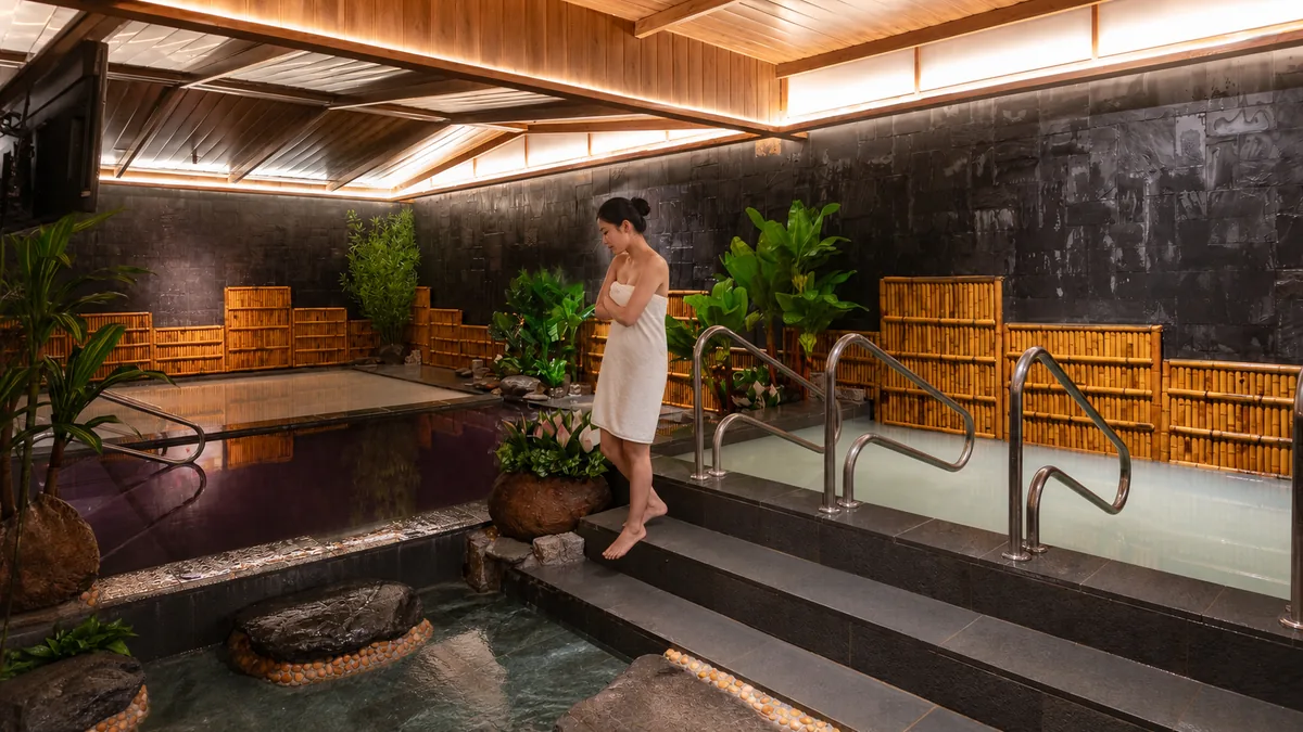 Khách quan sát các bể khoáng nóng, bể lụa và bể lạnh tại AMARE