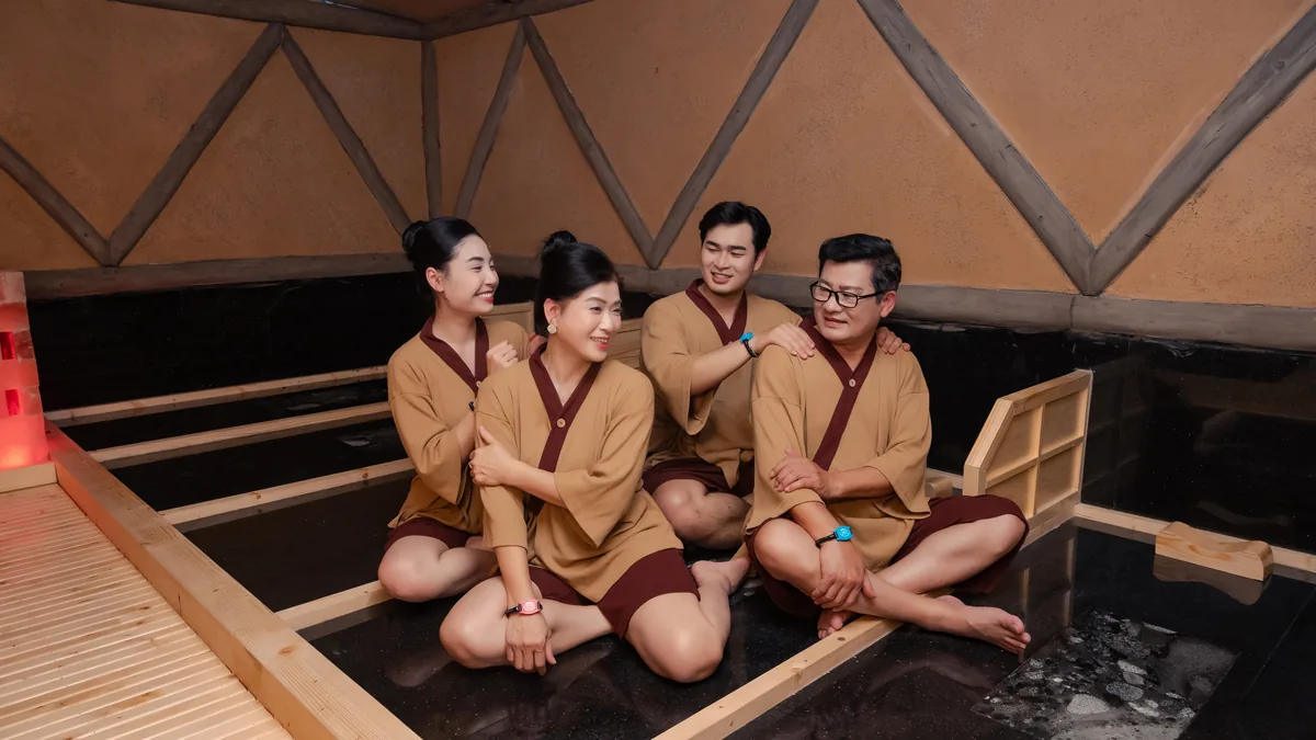 Các cặp đôi trò chuyện cùng nhau trong khu Jjimjilbang