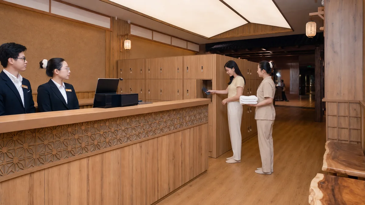 Khách cất điện thoại vào tủ trước khi vào khu thư giãn