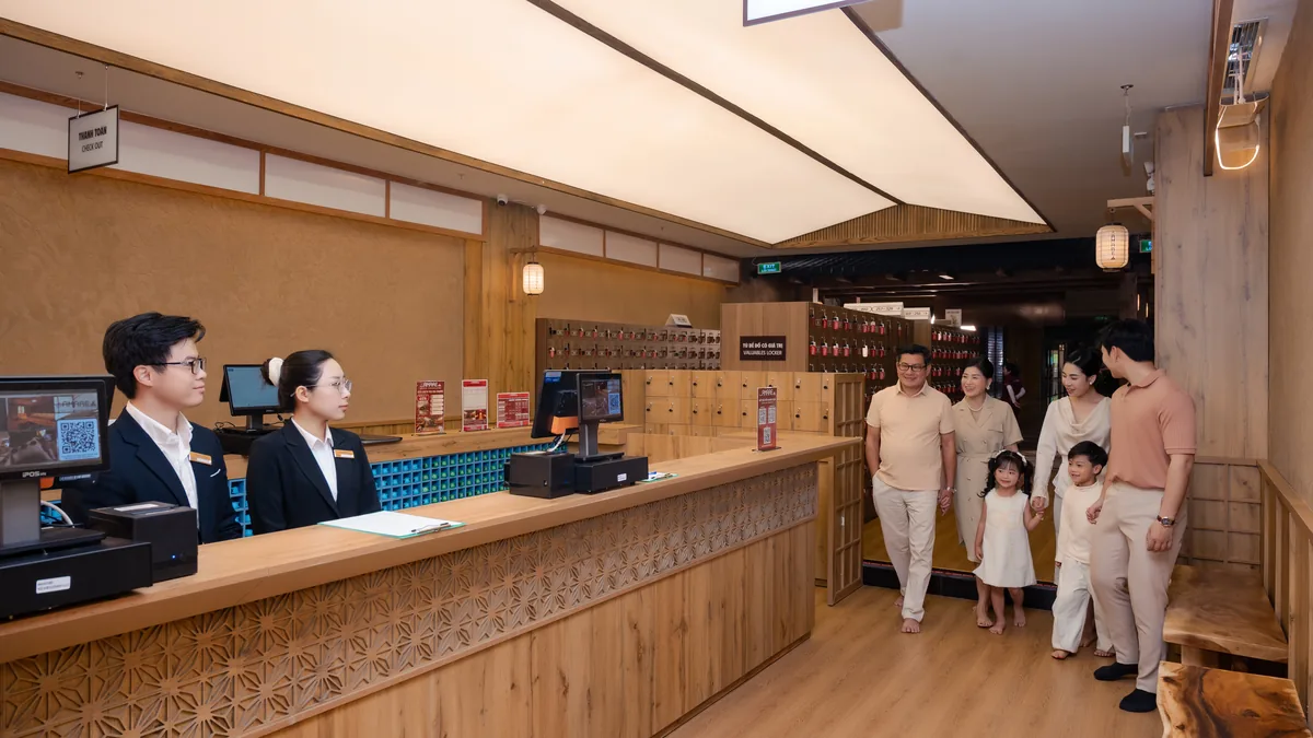 Gia đình làm thủ tục check-in trước khi trải nghiệm tại AMARE