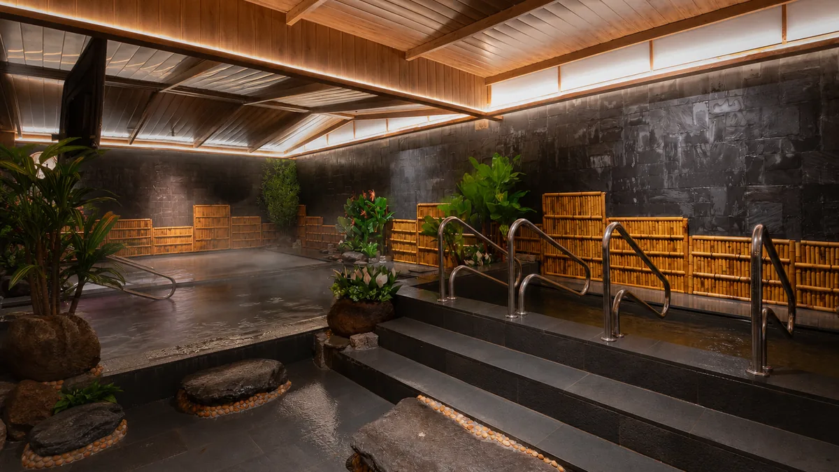 Cây xanh, tre và đá tự nhiên bao quanh khu bể Onsen AMARE