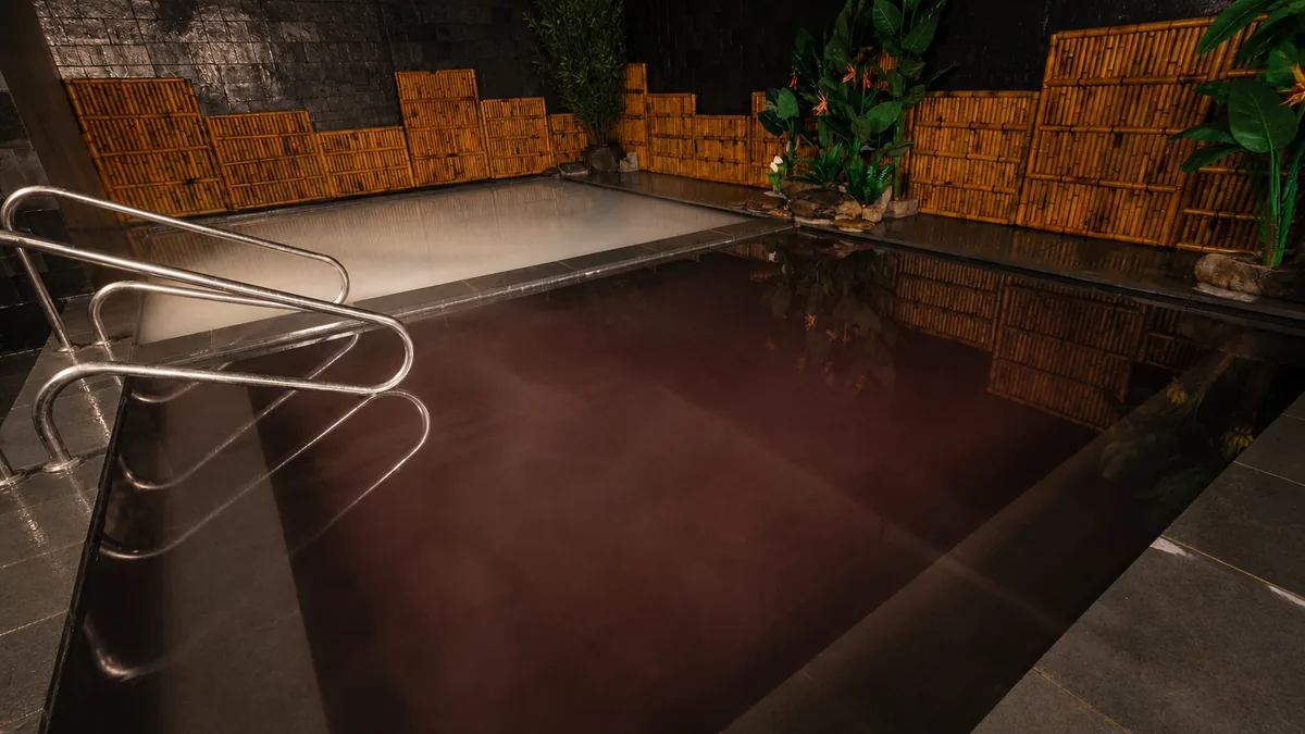 Bể khoáng nóng yên tĩnh với hơi nước nhẹ trong khu Onsen AMARE