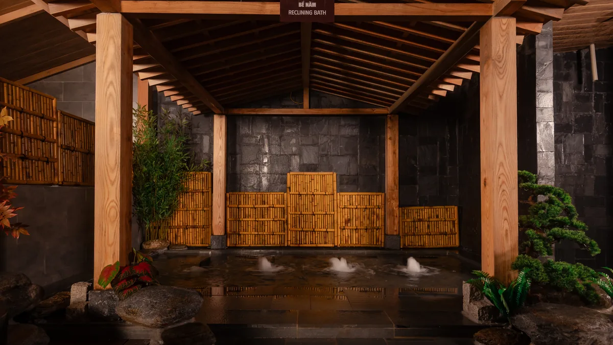 Không gian Onsen yên tĩnh với vật liệu gỗ và đá tại AMARE