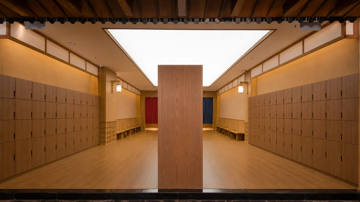 Hai lối vào riêng với rèm đỏ và xanh trong khu locker Onsen