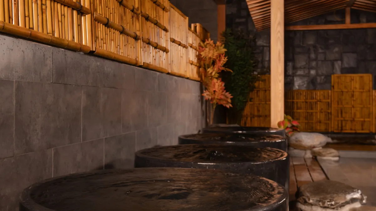 Bể khoáng Onsen trong phần lưu ý an toàn khi dùng dịch vụ nhiệt