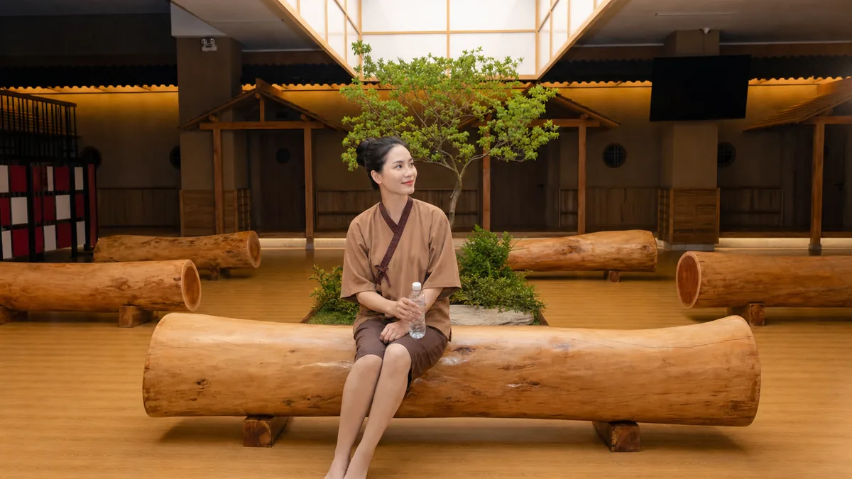 Khách nghỉ ngơi và bù nước sau Onsen mùa hè