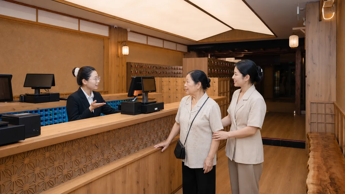 Người cao tuổi đi cùng người thân và nhận hướng dẫn tại AMARE