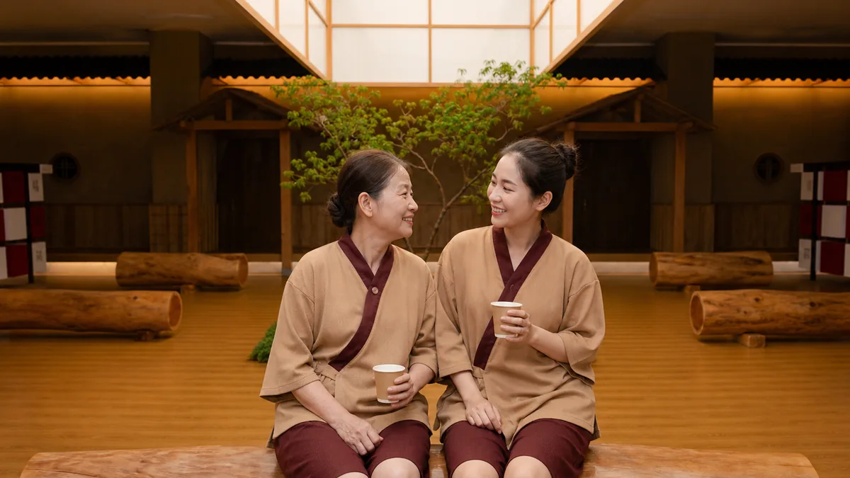 Hai thế hệ phụ nữ nghỉ ngơi và uống nước trong khu thư giãn AMARE