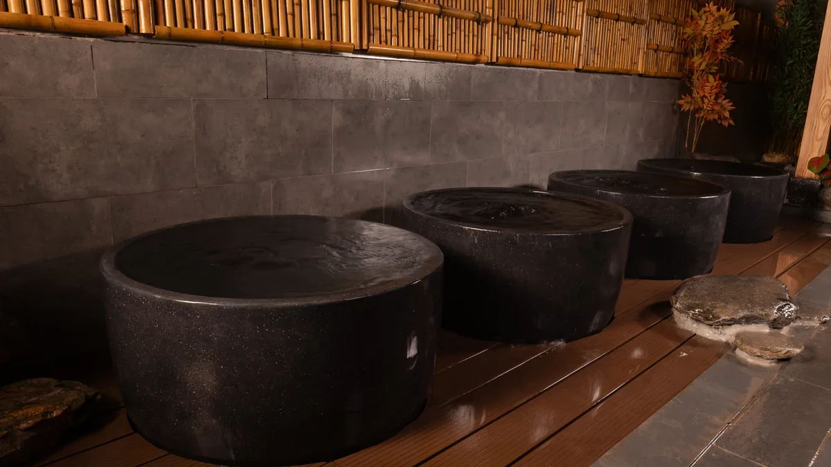 Các bồn khoáng riêng lẻ giúp minh họa khái niệm private Onsen