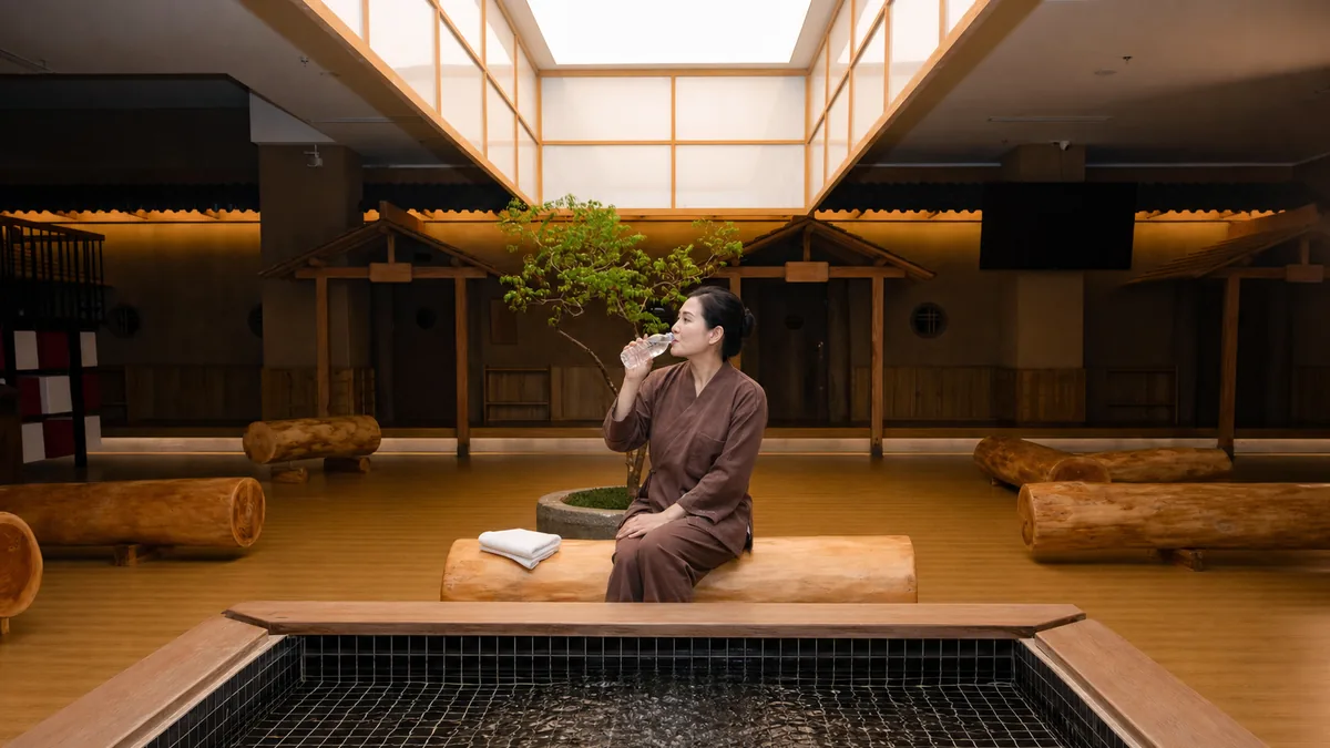 Khách uống nước và nghỉ ngơi sau khi tắm Onsen