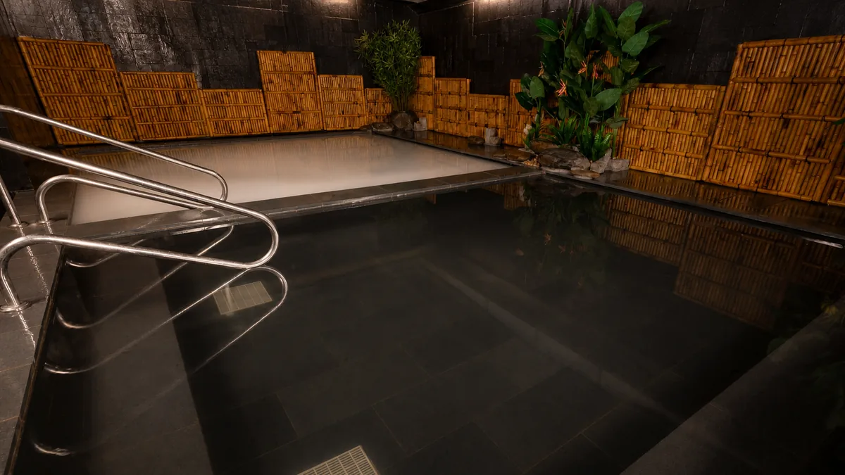 Bể khoáng Onsen phù hợp để trải nghiệm quanh năm