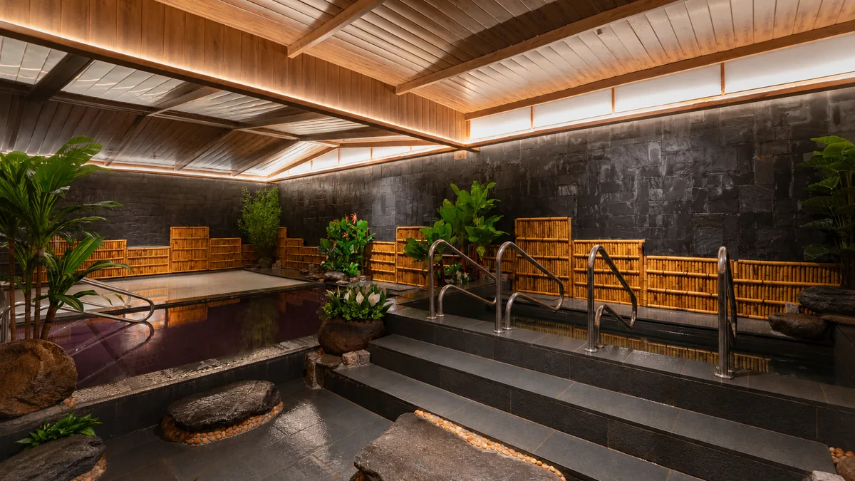Toàn cảnh các bể và lối di chuyển trong khu Onsen AMARE
