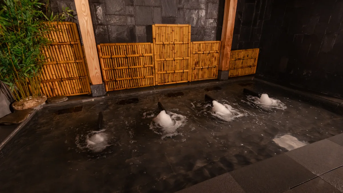 Mặt nước và không gian bể Onsen công cộng tại AMARE