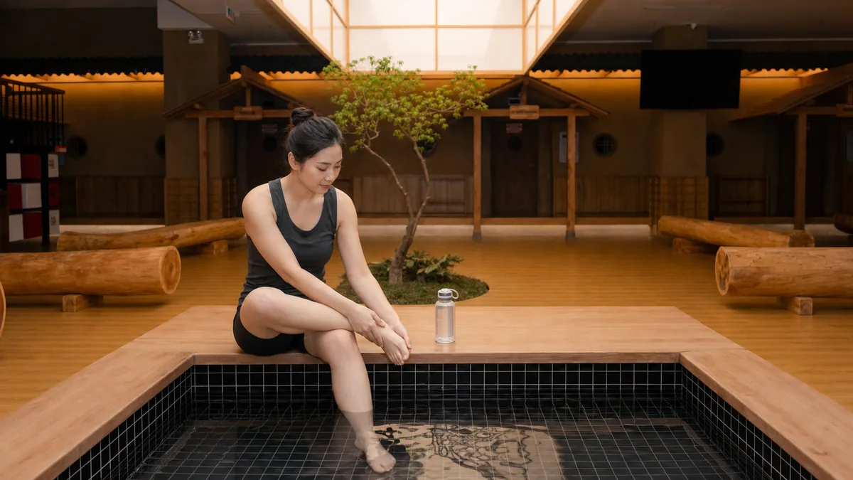 Khách nghỉ và giãn cơ sau vận động trước khi ngâm Onsen
