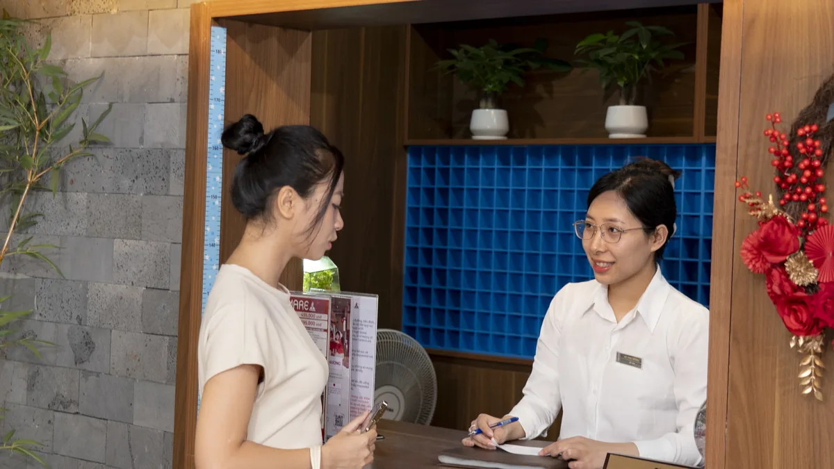 Khách trao đổi tại quầy AMARE trước khi chọn dịch vụ phù hợp với thời gian