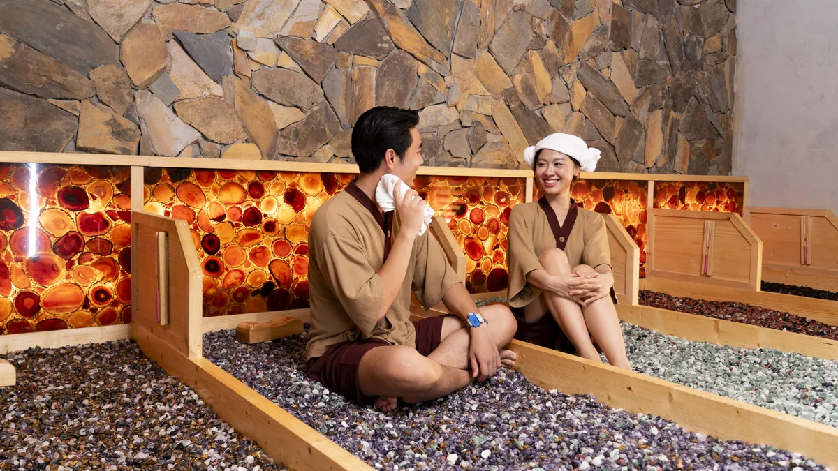 Khách nghỉ trong phòng Jjimjilbang AMARE như một lựa chọn kết hợp sau Onsen