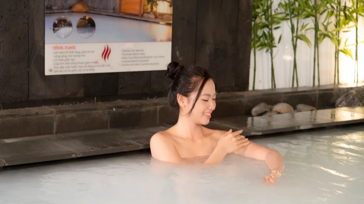 Khách nữ ngâm mình trong bể Onsen AMARE với mực nước che kín cơ thể