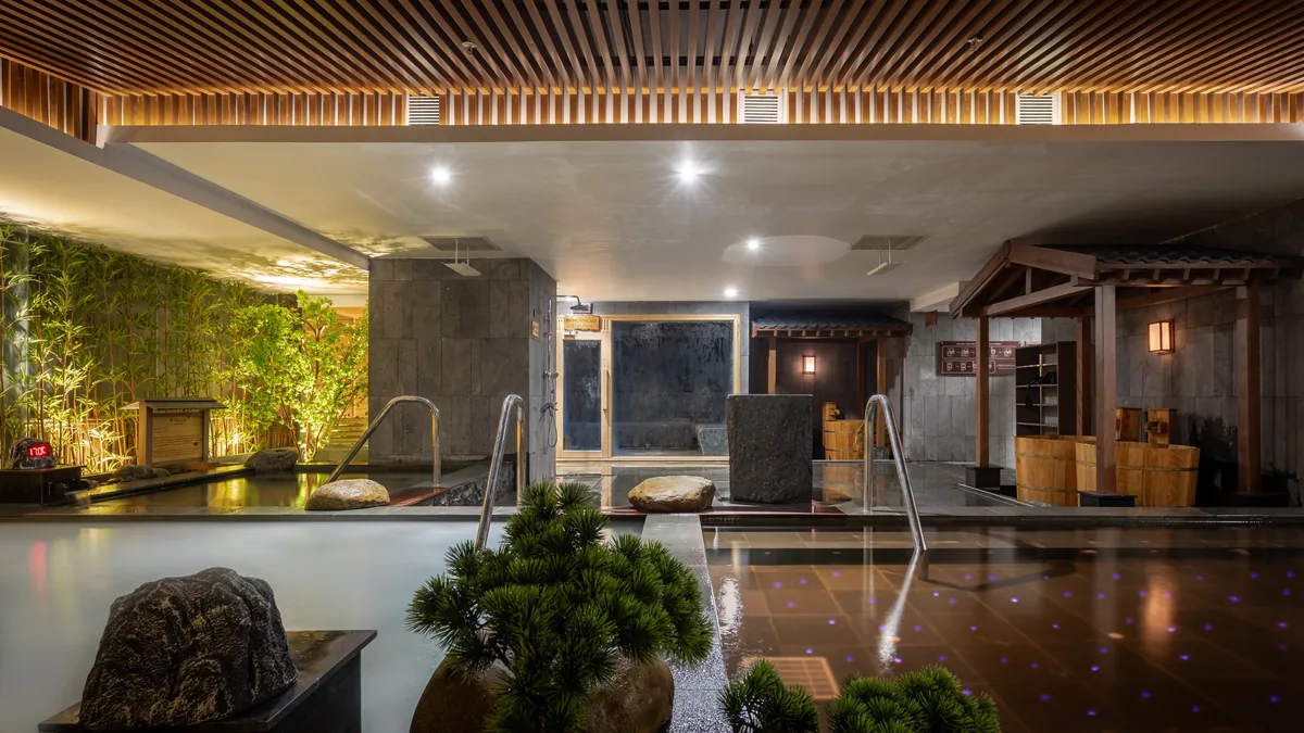 Bể nước ấm phong cách Onsen trong không gian chăm sóc sức khỏe AMARE