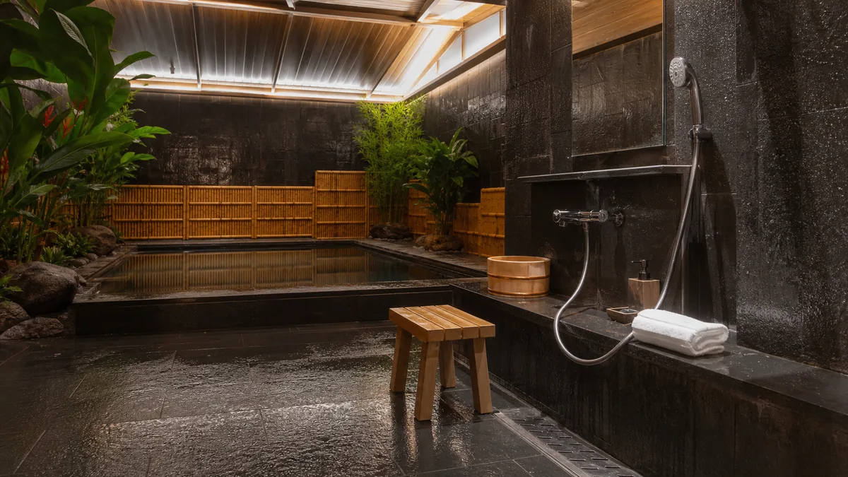 Ghế tắm, vòi sen và gáo gỗ tại khu tắm tráng trước bể Onsen