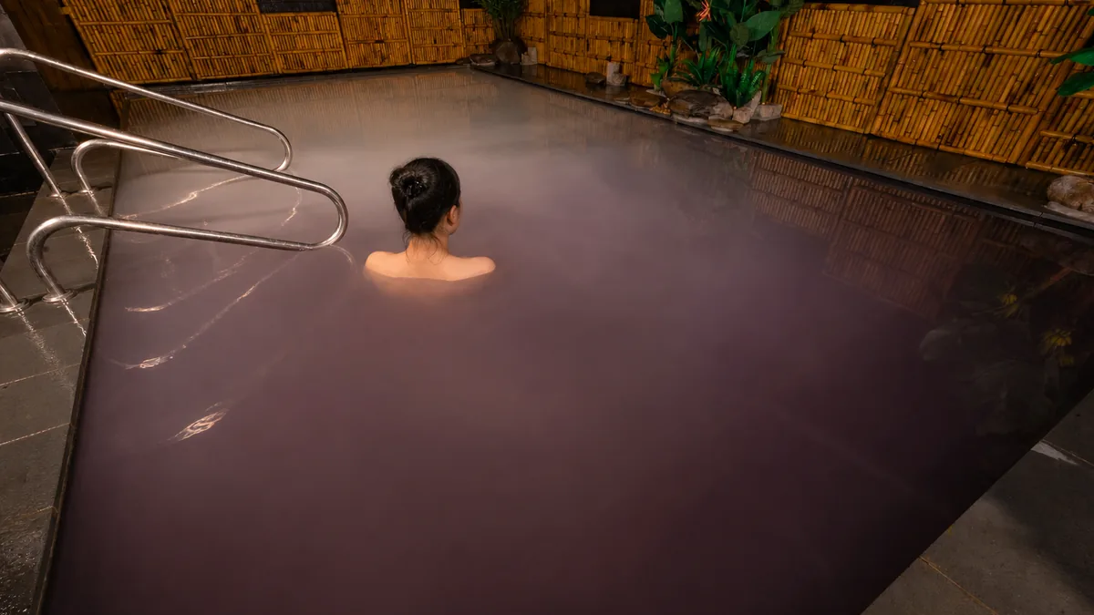 Không gian bể khoáng Onsen với nước ấm tại AMARE