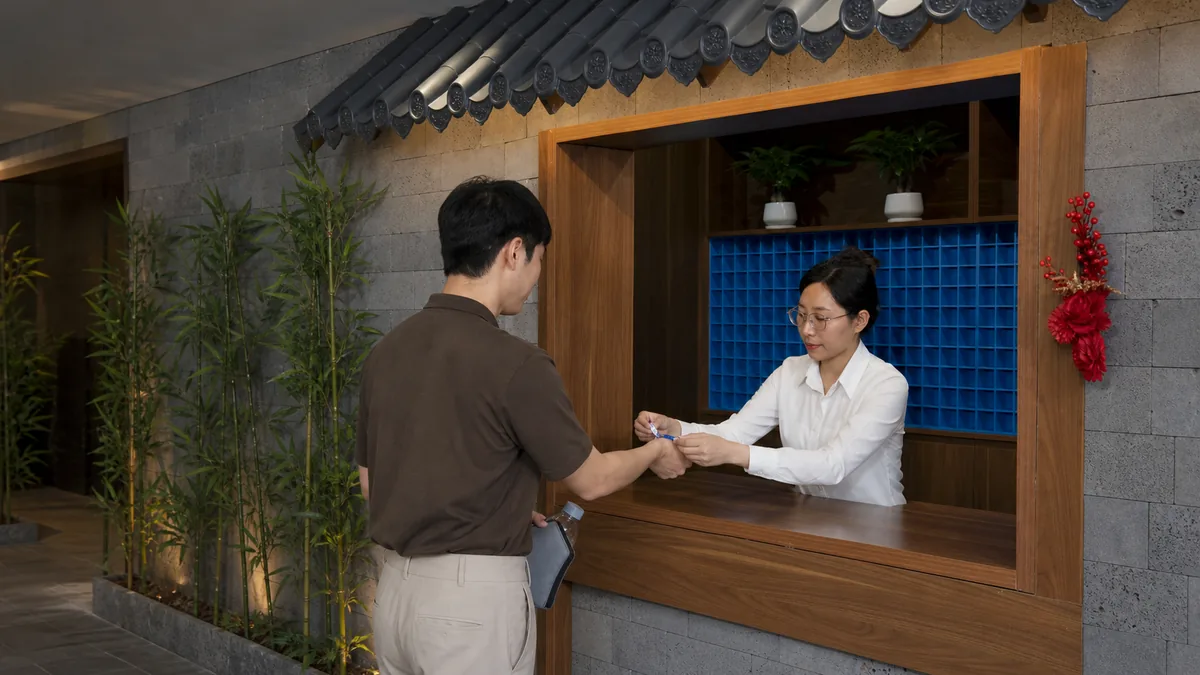 Khách mang bình nước và túi nhỏ khi check-in tại AMARE