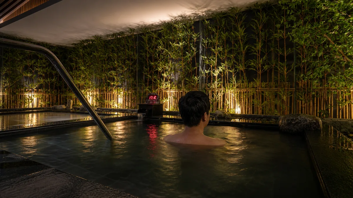 Khách nam ngâm mình trong bể Onsen trước trải nghiệm Jjimjilbang tại AMARE