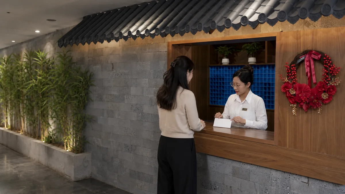 Nhân viên hướng dẫn route trải nghiệm cho khách mới tại quầy AMARE