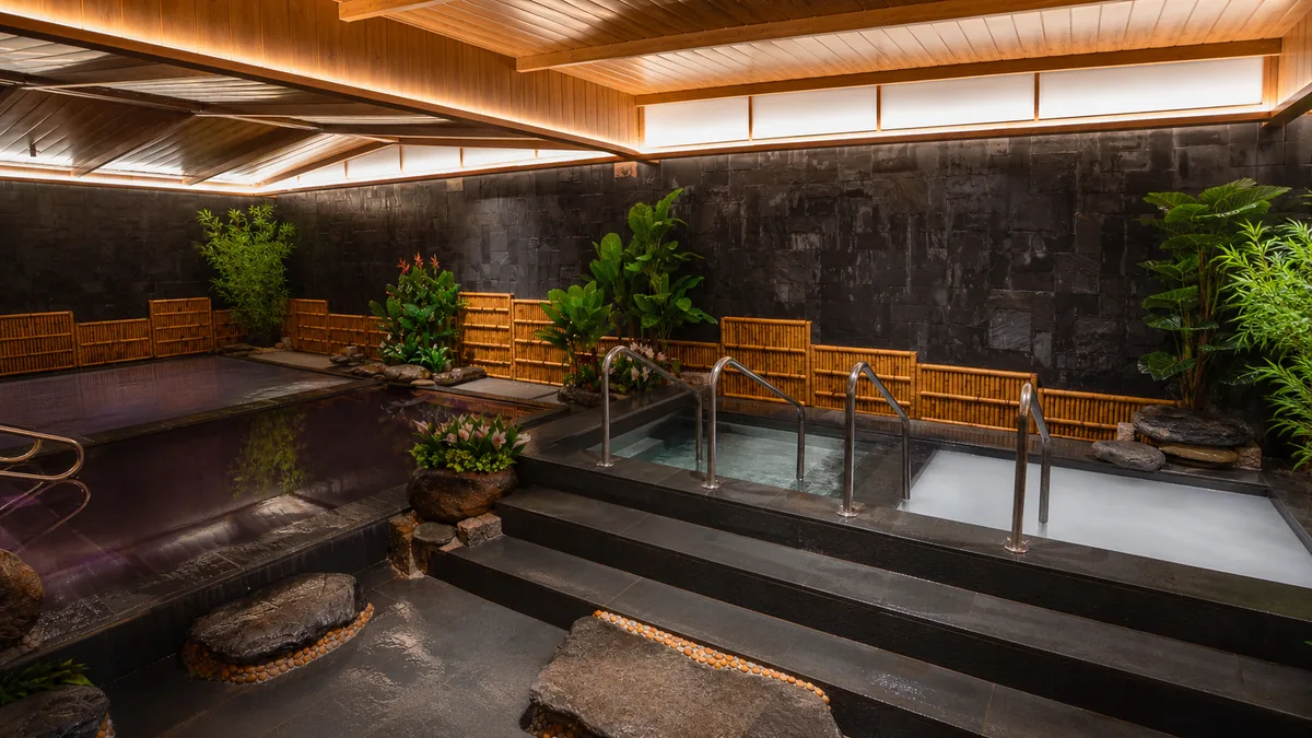 Ba bể khoáng nóng, bể lạnh và bể lụa trong cùng khu Onsen AMARE