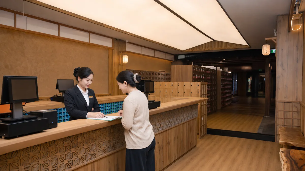 Nhân viên hướng dẫn khách tại quầy check-in AMARE Times City