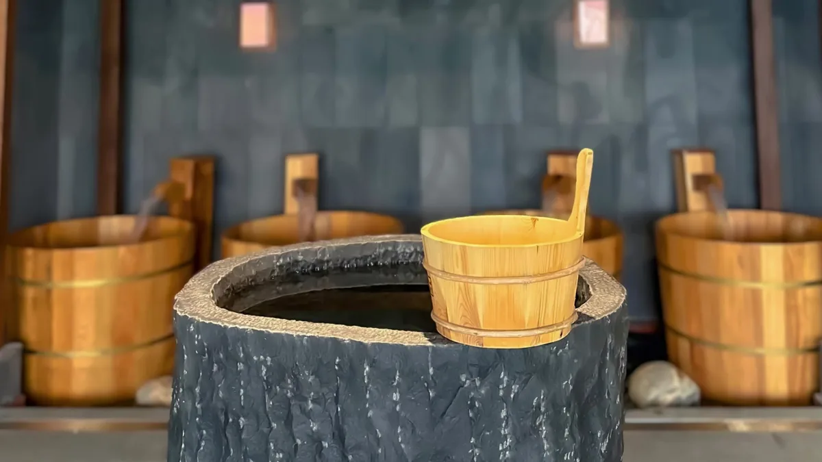 Không gian nước và đá trong khu Onsen giúp người mới thấy yên tâm