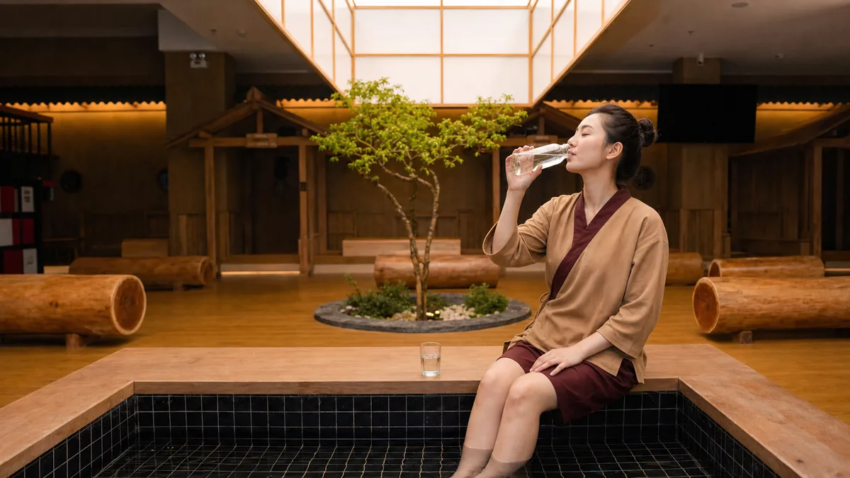 Khách uống nước sau khi trải nghiệm Onsen