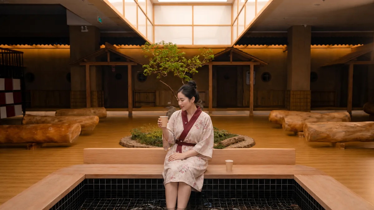 Khách mặc áo kiểu yukata và uống trà trong khu thư giãn AMARE