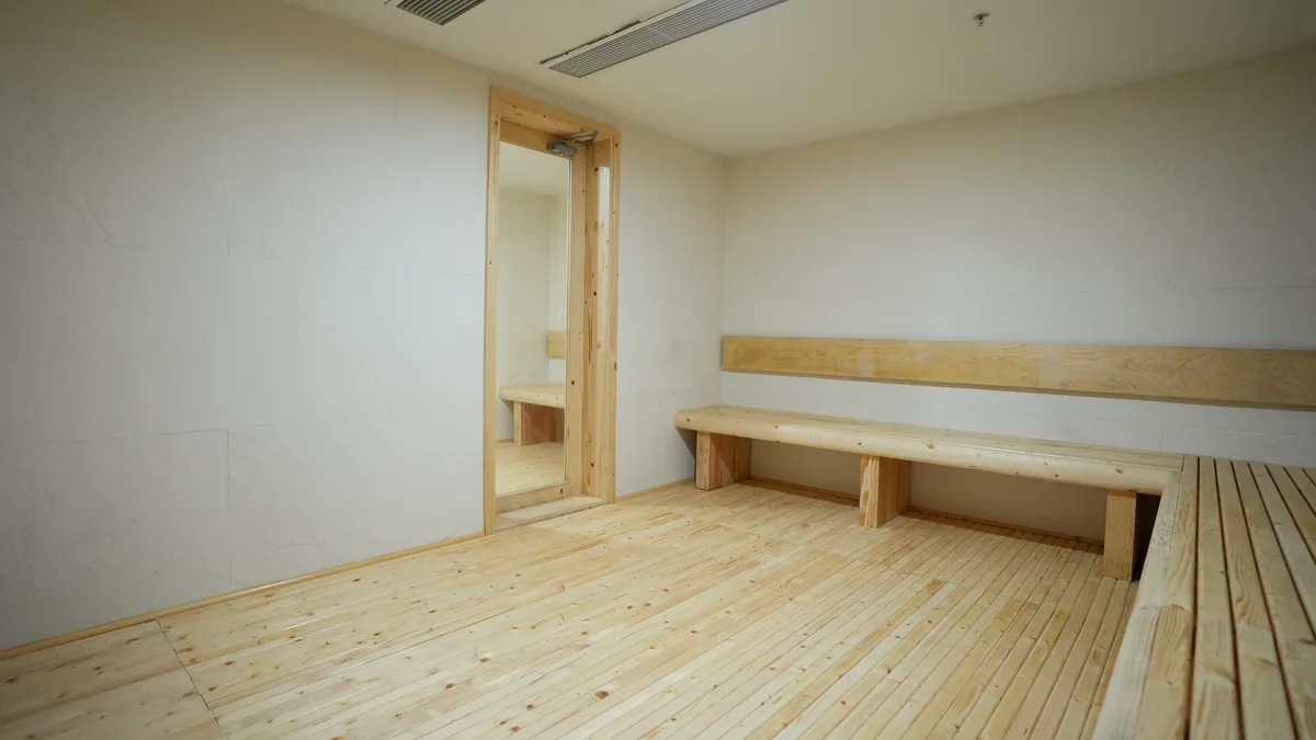 Phòng sauna khô với băng ghế gỗ tại AMARE Times City